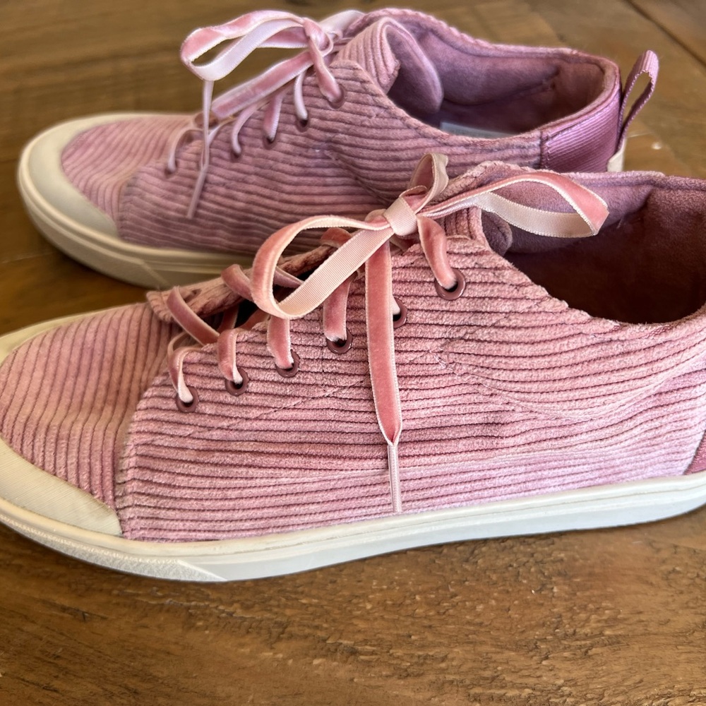 BRAND NEW Toms Women’s / Youth Girl’s High Top Lace Up Sneakers Size 6